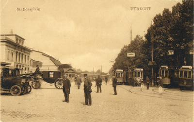 2511 Gezicht op het Stationsplein te Utrecht.